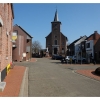 Typisch Belgisch: de kerk in het midden en de café links